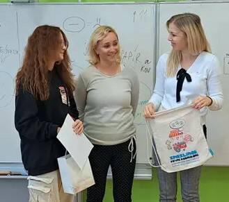 Vítězce - předána cena a diplom. Soutěž o grafický návrh obalu hry ZMRZLINÁŘ pořádal Dětský podnikatelský klub z Brna